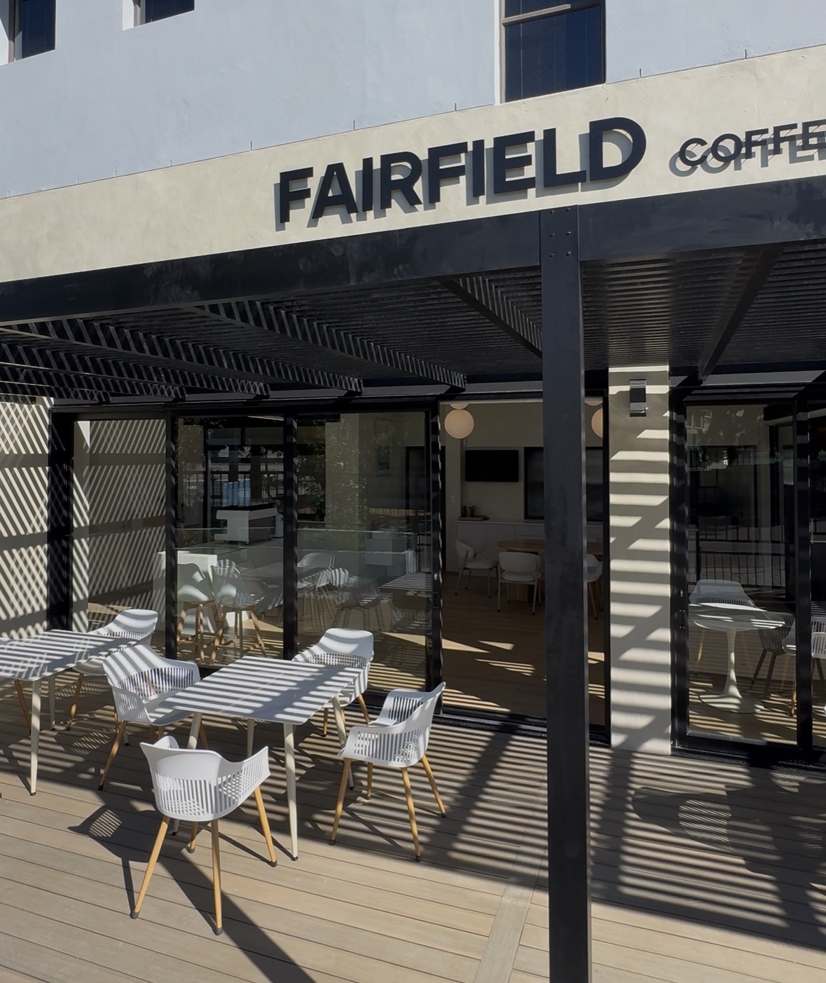 Fairfield Coffee shopfront and outdoor seating on Fairfield St, De Tijger